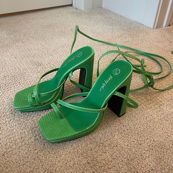 NEVER WORN Nasty Gal Green Crocked 4" Leg Tie High Heels - Picture 2 of 8